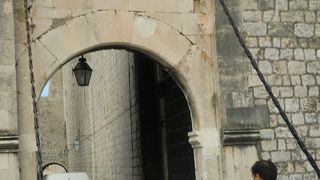 旧市街の東側にある門