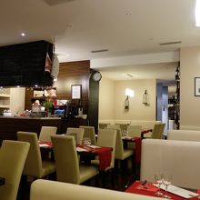 店内はすっかりモダンな内装に！