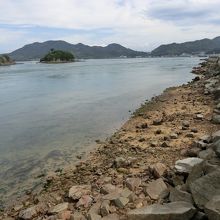 能島の左に潮流観測船