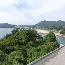 見近島の向こうに伯方ビーチ