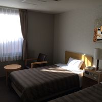 部屋は広め