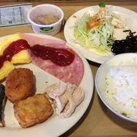 朝食ブッフェがついています