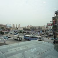 2階レストランからの眺望。大連駅前のレトロな風景