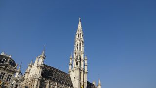 グラン・プラスの南西に建つ美しい市庁舎です！