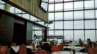 高層階の眺めのいいレストランで 1000 円ランチ