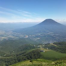 山頂から（向こうの山は羊蹄山）