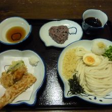 わがままAセットのぶっかけうどん、竹輪ととり天、おにぎり