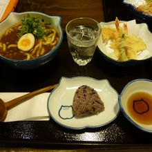 オリジナルセットのカレーうどん、海老天、おにぎり980円税別