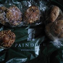 全粒粉のせいか、黒っぽいパンが多い