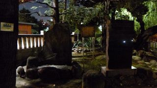 入って右手、多くの碑が集まったところにあります