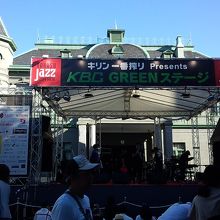 ジャズフェスティバルメイン会場を背景に撮影