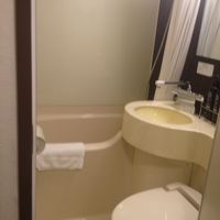 かなり狭く、排水溝に髪の毛が詰まっていました