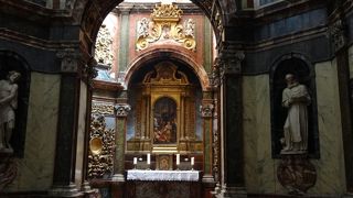 ステンドグラスが美しい教会