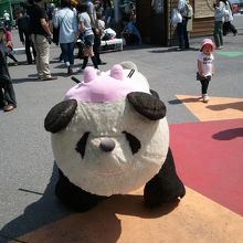 不思議なパンダに会えました。頭にのっているのは…？