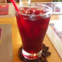 この 飲み物…グレープジュースを 薄くした感じ…