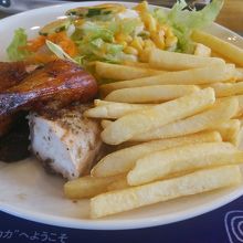 チキンのセット…  有り得ない 量の ポテト