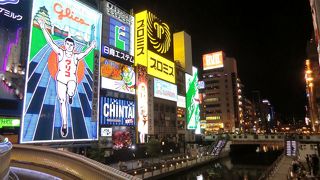 グリコの看板で有名。勧誘が多いので観光に専念しましょう。