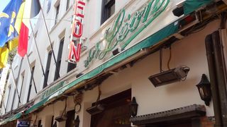 狭い路地にたくさんの飲食店がひしめきあっていました。