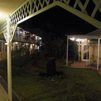 宿泊棟とバイキング会場を挟んだ中庭