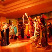 定期的に民族舞踊舞台（ロビーフロア）