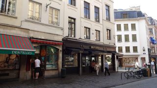 グラン・プラスから小便小僧に向かう観光客の多い通りです