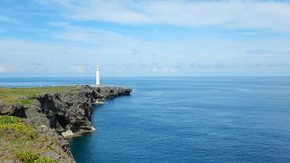 沖縄を代表する絶景地。灯台が目印。