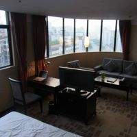 ビジネスルーム　奥のソファ分、普通の部屋より広いです。