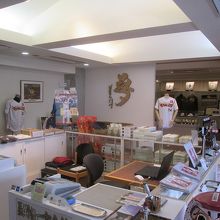 記念館に入ると手前は記念品売り場、奥が展示スペースです