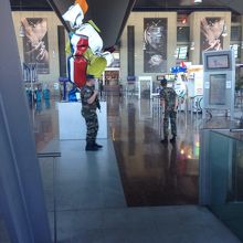 爆弾騒ぎで空港に入れず