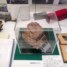 星野さんが小学校４年生の時母親に買ってもらったグローブです