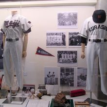 左は扶沙子夫人が保管していた明治大学時代のユニフォーム