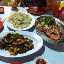 蒸したエビに、イカの炒め物、海鮮チャーハン