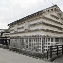 重厚な蔵は土佐漆喰と水切瓦が見事です