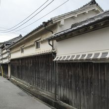 道沿いに続く美しい漆喰の街並