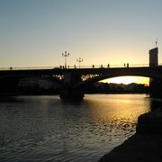 川沿いの街並みをのんびり散歩しながら夕陽も満喫