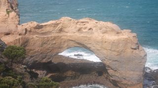 断崖絶壁とアーチ