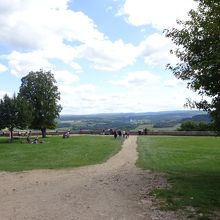 芝生の先には…