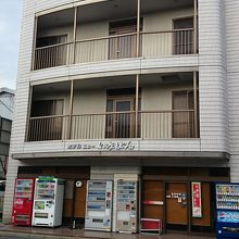 一見商店風の外観