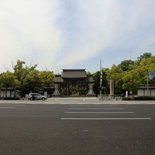 広い道路の向こうに。