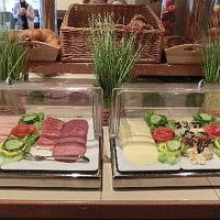 パン（上の棚）の種類もたくさんありました。