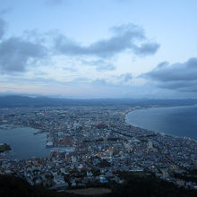 夕闇迫る函館。