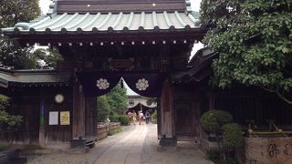 時の鐘を見て、菓子屋横丁に行く途中にありました。