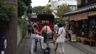 赤のシーツの派手な人力車です