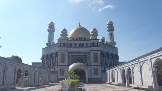 お金持ちの国の、巨大モスク