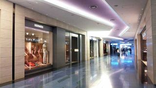 ２４時まで営業している免税品店もあります。