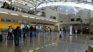 小粒ながら新しい設備の空港。お土産屋さんが結構充実してました。