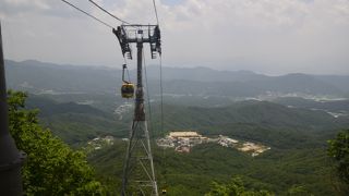 ケーブルカーで上まで登れます。