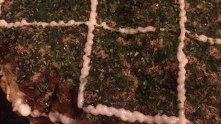 小さい鉄板にのって運ばれるお好み焼き