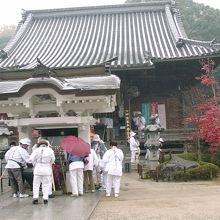 雨が降り出した本堂前です