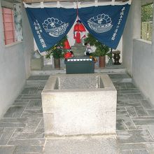 綺麗にお堂の中に鎮座する黄金の井戸